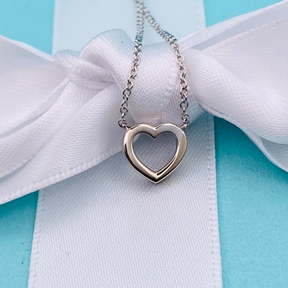 SOLD🔥Tiffany & Co. Necklace Metro Heart Diamond necklace 750 white Gold w/box - Picture 7 of 10